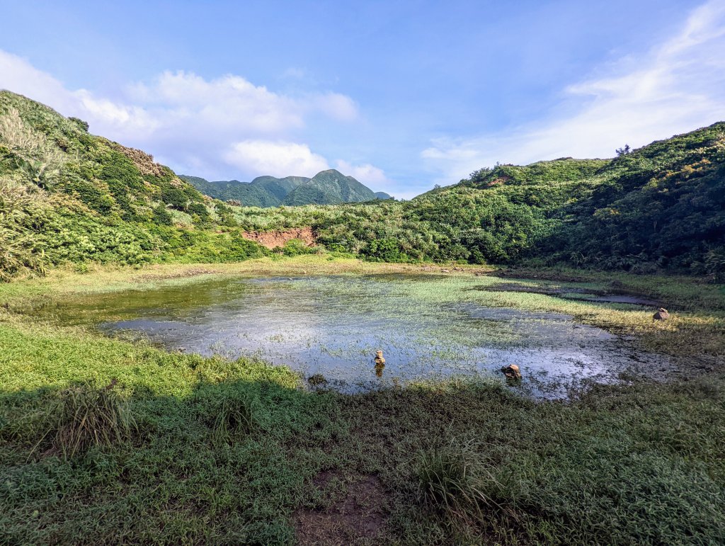 《蘭嶼》小天池、燈塔。鰭尾山。虎頭坡/饅頭山。拼板舟封面圖